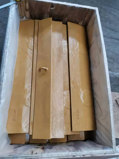 WE220 Weld-On Wear Edge Half Arrow Casting 