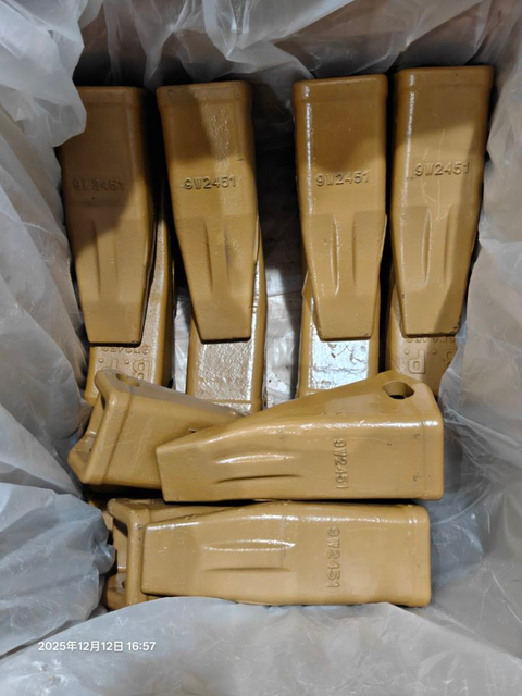 9w2451 CAT R450/D8,D8K,D8L,D8N, D8R,D9,D9H,D9N,D9R Dozer Ripper Centerline SHORT Tooth Point 