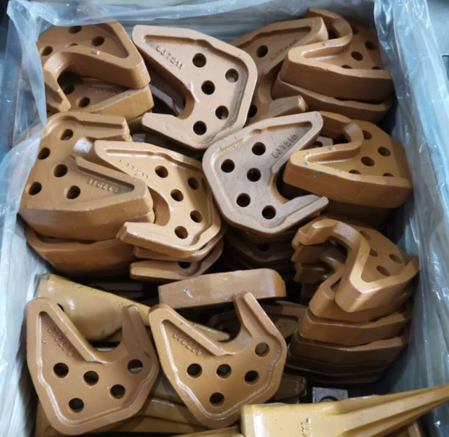 8J-7210 Replacement 623G 623F Elevating Scraper Bowl Right Side Guide 8J7210